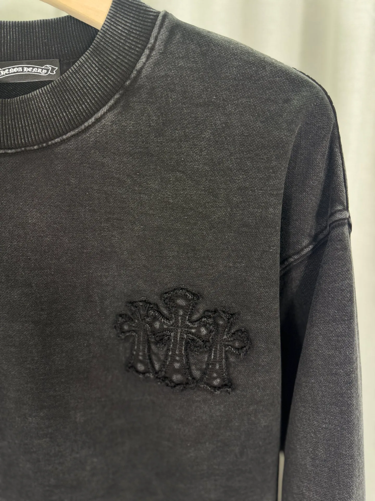 P270 top version, real shot without P, ​​different from market currency) 𝗖𝗵𝗿𝗼𝗺𝗲 𝗛𝗲𝗮𝗿𝘁𝘀/Cro Heart 2025 washed patch embroidery autumn and winter new original single counter American laser burnt 3D three-dimensional color embroidered couple casual sweatshirt 👑The highest version! Customized fabric 430g tripe terry fabric! American acid-washed and distressed original fabric laser burnt ✟appliqué embroidery and exquisite embroidery of letters! The best-selling model in the counter, very comfortable to wear. Accessories: original molded and authenticated collar label➕100% silk wash label. Genuine purchase-grade original hangtag➕matching hanging rope➕3D hanging beads➕original packaging bag. Craftsmanship: The original version has consistent wiring! The highest version of the armhole matching technique! Color: Pink Black Size: S M L XL Style No.: 9310